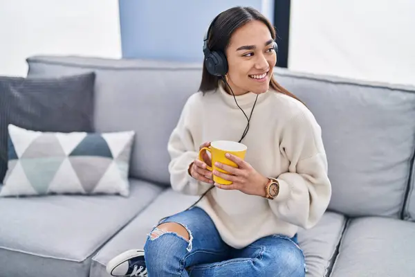 Mujer Hispana Joven Escuchando Música Tomando Café Casa —  Fotos de Stock