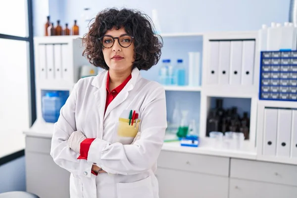 Young Beautiful Hispanic Woman Scientist Standing Arms Crossed Gesture Serious — Stock Photo, Image