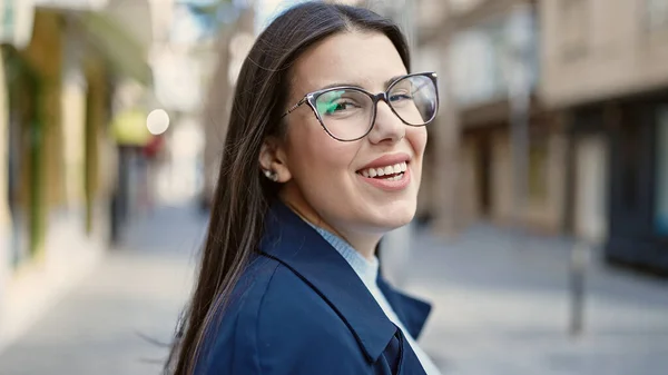 Jonge Spaanse Vrouw Lacht Vol Vertrouwen Straat — Stockfoto