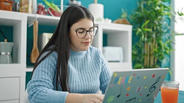 Genç Spanyol Kadın Yemek Odasında Dizüstü Bilgisayar Kullanıyor — Stok fotoğraf