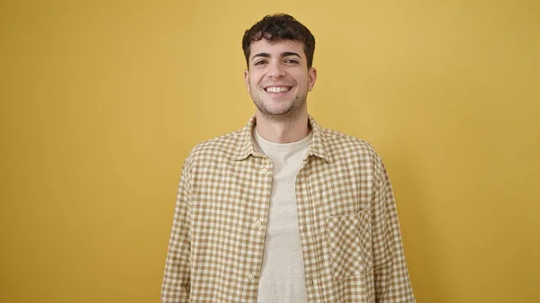 Mladý Hispánec Muž Usmívá Sebevědomě Přes Izolované Žluté Pozadí — Stock fotografie