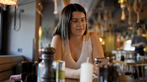Jovem Bela Mulher Hispânica Usando Smartphone Sentado Mesa Restaurante — Fotografia de Stock