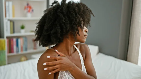 Yatakta Oturan Afrikalı Amerikalı Kadın Yatak Odasında Yüzü Ciddi Bir — Stok fotoğraf
