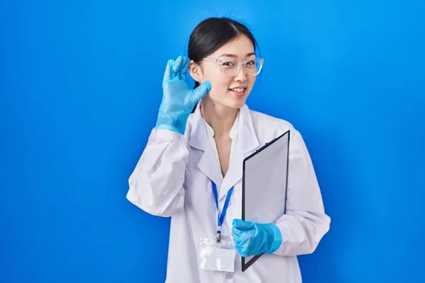 Wanita Muda Cina Yang Bekerja Laboratorium Ilmuwan Tersenyum Dengan Tangan — Stok Foto