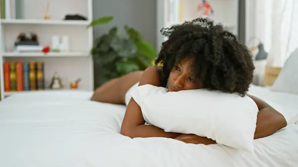 Afroamerykanka Leżąca Łóżku Przytula Poduszkę Poważną Twarzą Sypialni — Zdjęcie stockowe