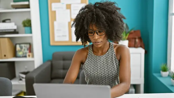 Trabajadora Negocios Afroamericana Usando Laptop Oficina —  Fotos de Stock
