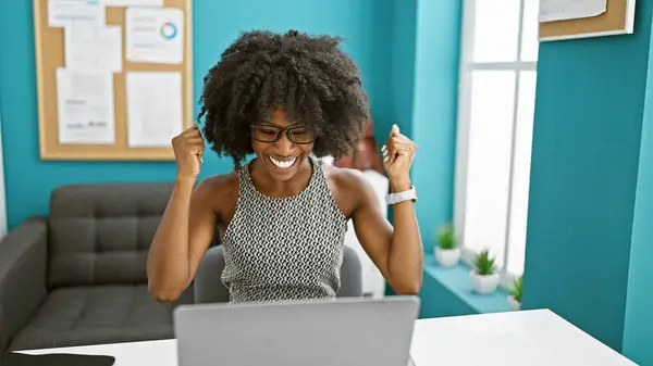Trabajadora Negocios Afroamericana Usando Laptop Celebrando Oficina —  Fotos de Stock