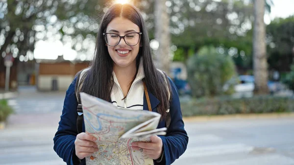 Jonge Spaanse Vrouw Toerist Draagt Rugzak Zoek Naar Stadsplattegrond Straat — Stockfoto