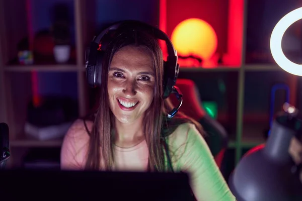 Young Beautiful Hispanic Woman Streamer Playing Video Game Using Computer — Stock Photo, Image