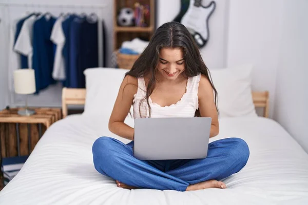 Junge Hispanische Frau Sitzt Mit Laptop Auf Bett Schlafzimmer — Stockfoto