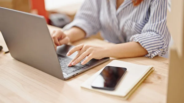 Jovem Ruiva Mulher Comércio Eletrônico Trabalhador Negócios Usando Laptop Trabalhando — Fotografia de Stock