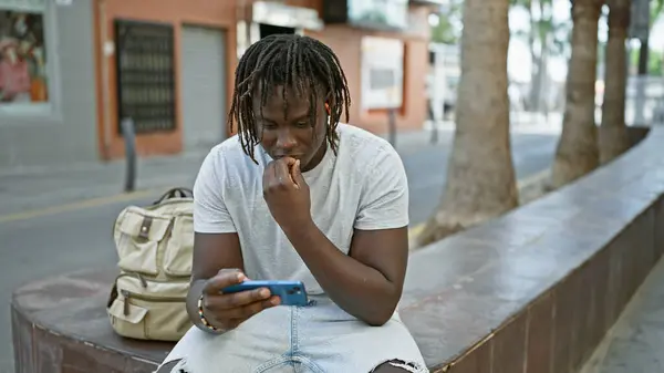 Africain Américain Regarder Vidéo Sur Smartphone Assis Sur Banc Rue — Photo