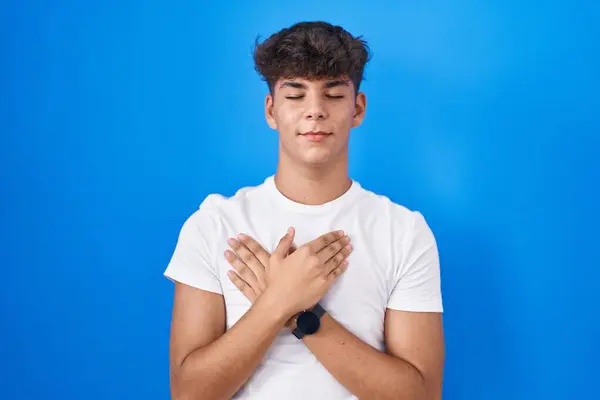 Adolescente Hispânico Sobre Fundo Azul Sorrindo Com Mãos Peito Com — Fotografia de Stock