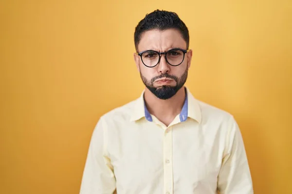 Ein Hispanischer Junger Mann Businesskleidung Und Brille Der Mit Lustigem — Stockfoto