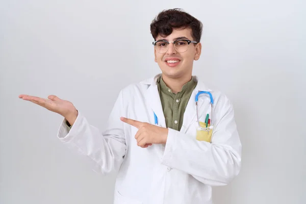 Jonge Niet Binaire Man Draagt Doktersuniform Stethoscoop Verbaasd Glimlachend Naar — Stockfoto