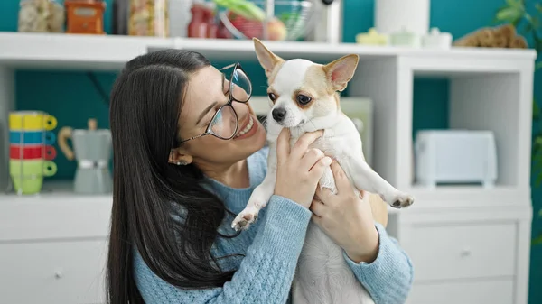 Giovane Donna Ispanica Con Cane Chihuahua Che Abbraccia Seduto Sul — Foto Stock