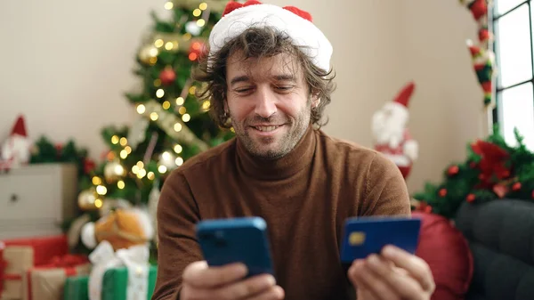 Genç Spanyol Adam Akıllı Telefon Kredi Kartı Kullanıyor Evdeki Noel — Stok fotoğraf