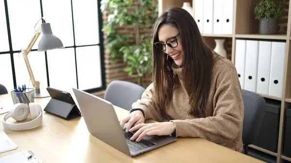 Beautiful Hispanic Woman Business Worker Using Laptop Working Office — Stock Photo, Image