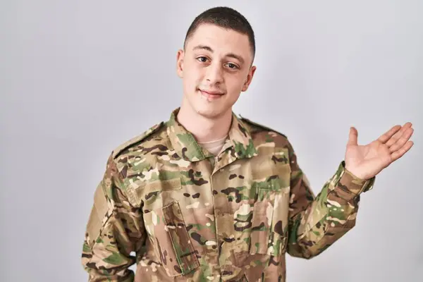 Ung Man Bär Kamouflage Armé Uniform Ler Glad Presentera Och — Stockfoto
