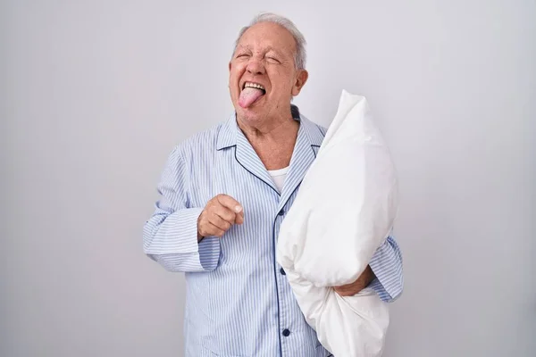 Ein Älterer Mann Mit Grauen Haaren Trägt Ein Pijama Kopfkissen — Stockfoto