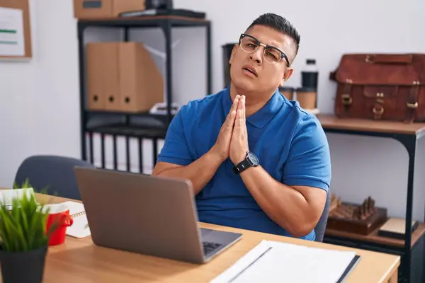 Jovem Hispânico Trabalhando Escritório Com Laptop Implorando Orando Com Mãos — Fotografia de Stock