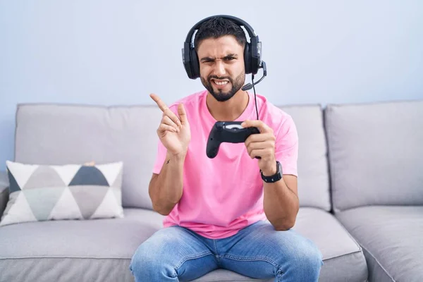 Hispanischer Junger Mann Der Videospiel Spielt Sitzt Auf Dem Sofa — Stockfoto
