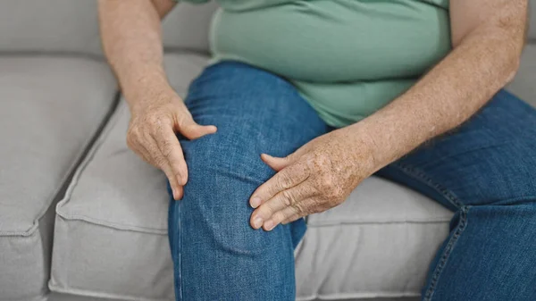 Hombre Pelo Gris Mediana Edad Sentado Sofá Sufriendo Dolor Rodilla —  Fotos de Stock