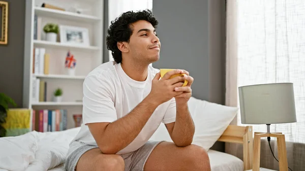 Genç Latin Adam Yatak Odasında Bir Fincan Kahve Tutuyor — Stok fotoğraf