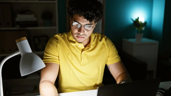 Mladý Latinský Muž Obchodní Pracovník Pomocí Notebooku Pracuje Kanceláři — Stock fotografie