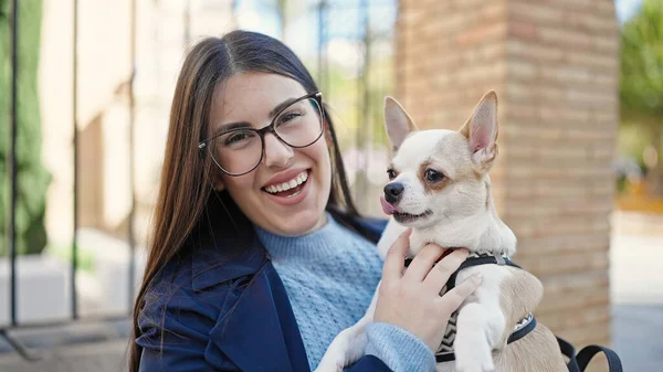 Giovane Donna Ispanica Con Cane Chihuahua Sorridente Fiducioso Strada — Foto Stock