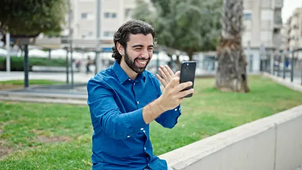 Genç Spanyol Adam Gülümsüyor Parkta Kendine Güvenen Bir Video Çağrısı — Stok fotoğraf