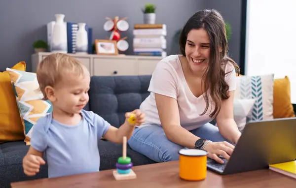Matka Syn Korzystający Laptopa Bawiącego Się Domu — Zdjęcie stockowe