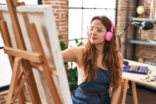 Joven Mujer Hispana Hermosa Artista Escuchando Música Dibujo Estudio Arte — Foto de Stock