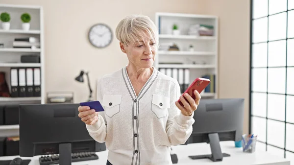 Blondine Mittleren Alters Kauft Mit Smartphone Und Kreditkarte Büro Ein — Stockfoto