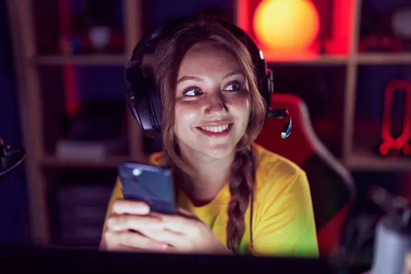 Oyun Odasında Bilgisayar Akıllı Telefon Kullanan Genç Sarışın Bir Kadın — Stok fotoğraf