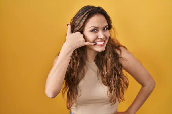 Mujer Hispana Joven Pie Sobre Fondo Amarillo Sonriendo Haciendo Gesto —  Fotos de Stock