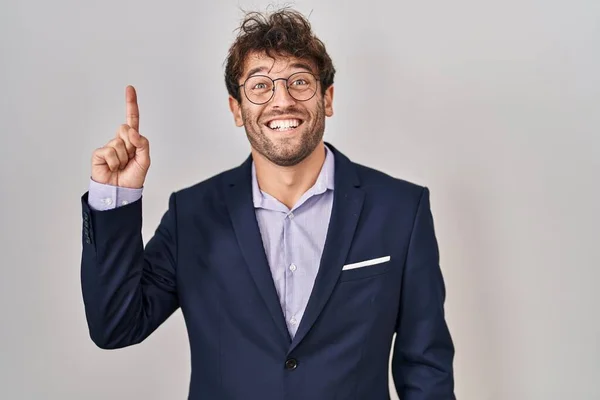Spanyol Adamı Gözlüklü Başarılı Bir Fikri Işaret Ediyor Heyecanlı Mutlu — Stok fotoğraf