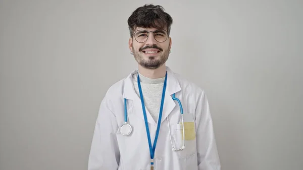 Νεαρός Ισπανόφωνος Γιατρός Χαμογελά Σίγουρος Στέκεται Πάνω Από Απομονωμένο Λευκό — Φωτογραφία Αρχείου