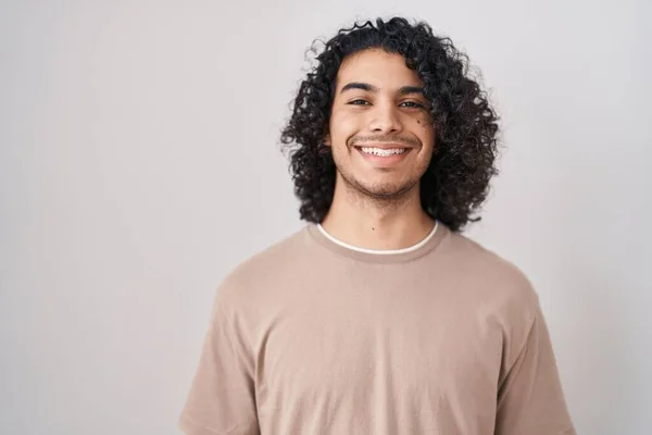 Hispanischer Mann Mit Lockigem Haar Der Vor Weißem Hintergrund Steht — Stockfoto