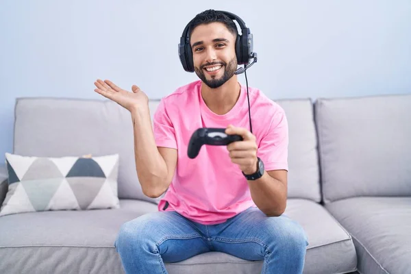 Jovem Hispânico Jogando Vídeo Game Segurando Controlador Sentado Sofá Sorrindo — Fotografia de Stock