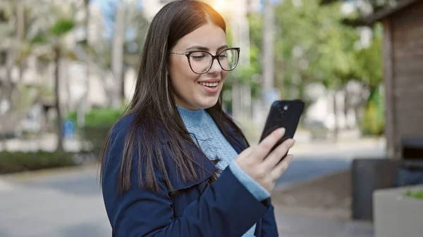 Genç Spanyol Kadın Parkta Akıllı Telefon Kullanarak Gülümsüyor — Stok fotoğraf