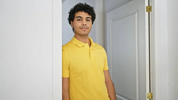 Νεαρός Λατίνος Άνδρας Ακουμπά Στον Τοίχο Σοβαρό Πρόσωπο Στο Σπίτι — Φωτογραφία Αρχείου