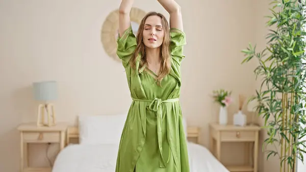 Молодая Блондинка Расслабленным Лицом Танцует Чувственно Спальне — стоковое фото
