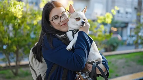 Giovane Donna Ispanica Con Cane Chihuahua Che Indossa Zaino Sorridente — Foto Stock