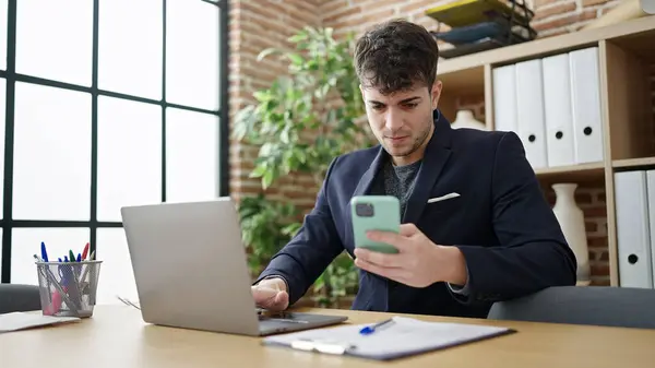 Young Hispanic Man Business Worker Using Laptop Smartphone Office — Stockfoto