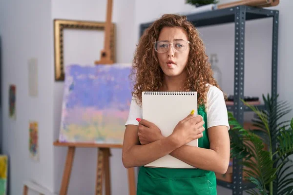 Jonge Blanke Vrouw Met Kunst Notebook Het Maken Van Vis — Stockfoto