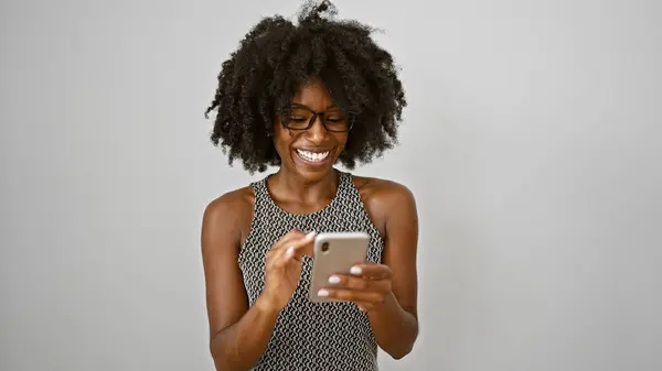 Trabajadora Negocios Afroamericana Sonriendo Confiada Usando Teléfono Inteligente Sobre Fondo —  Fotos de Stock