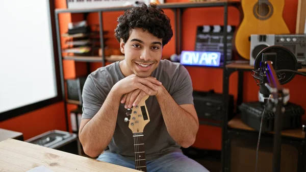 Νεαρός Λατίνος Μουσικός Ακουμπισμένος Στην Ηλεκτρική Κιθάρα Χαμογελώντας Στο Στούντιο — Φωτογραφία Αρχείου