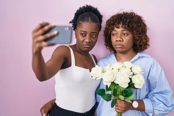 Zwei Afrikanische Frauen Die Ein Selfie Foto Mit Blumen Machen — Stockfoto