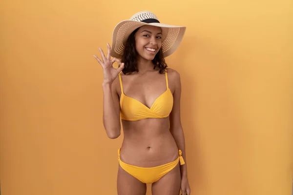 Young Hispanic Woman Wearing Bikini Summer Hat Smiling Positive Doing — Zdjęcie stockowe